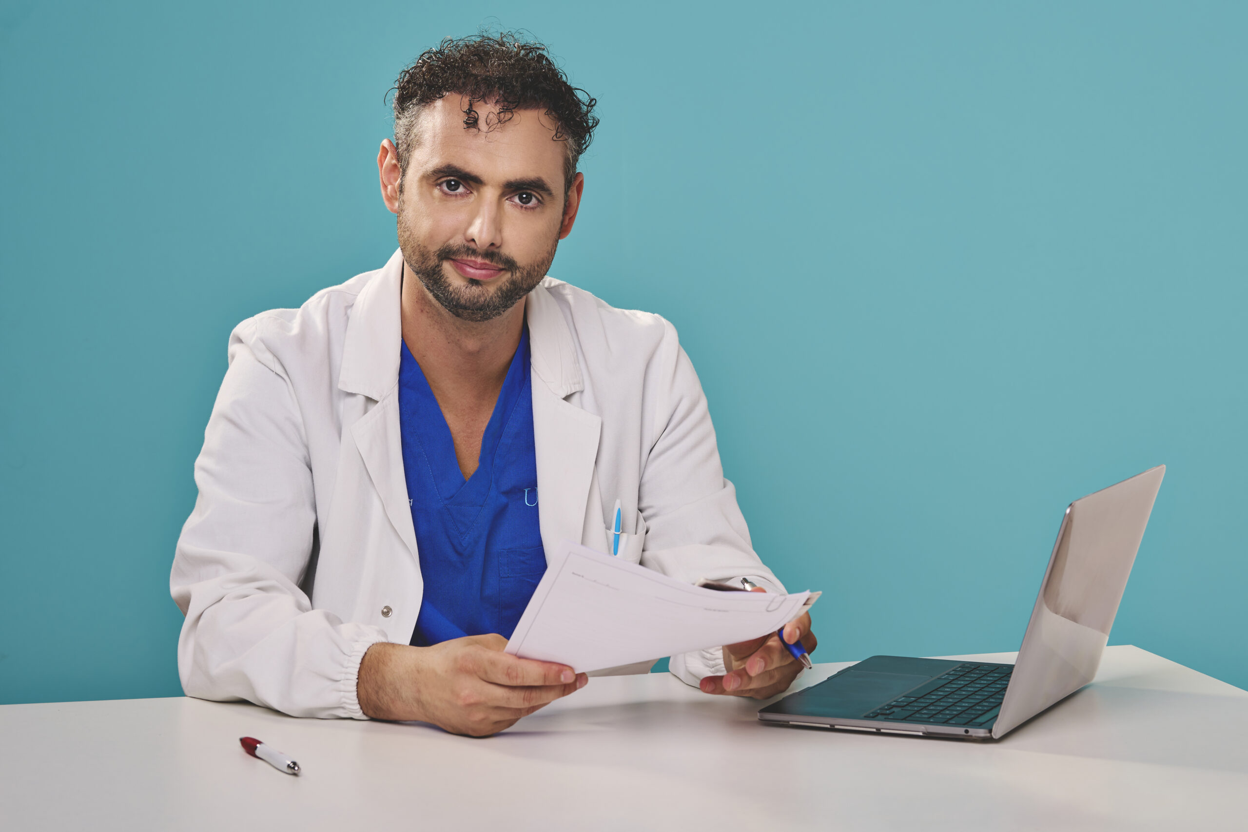 Prof. Alessandro Calarco nello studio medico