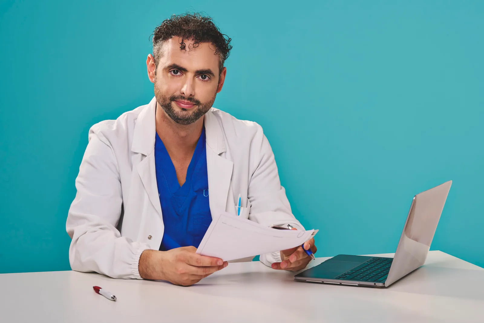 Prof. Alessandro Calarco nello studio medico