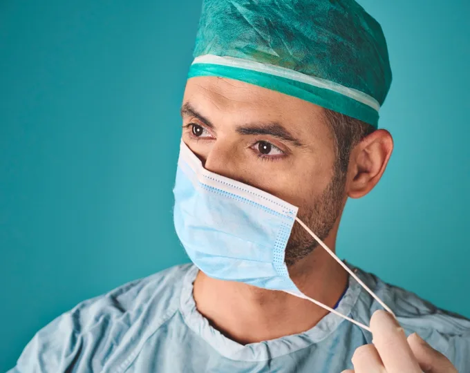 Prof. Alessandro Calarco nello studio medico